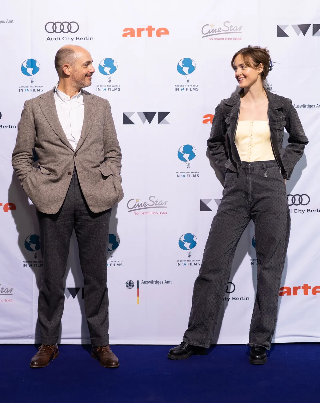 Edward Berger und Renate Reinsve vor der Fotowand des Festivals