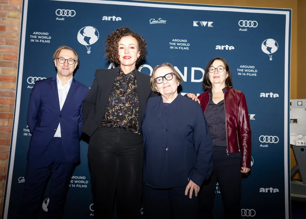 Maria Schrader und Agnieszka Holland vor der Fotowand des Festivals