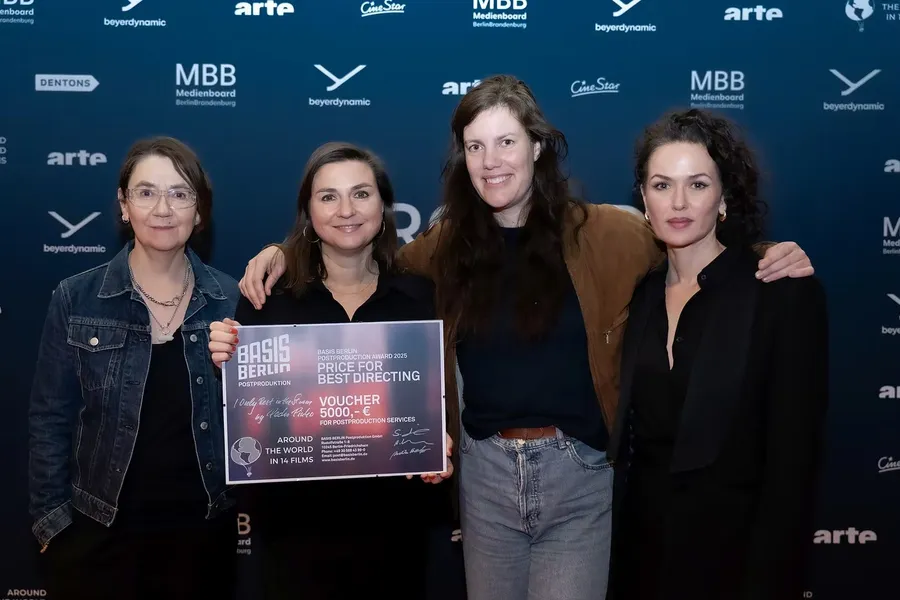 Die Jury mit der Urkunde des BASIS Berlin Postproduction Award vor der Fotowand