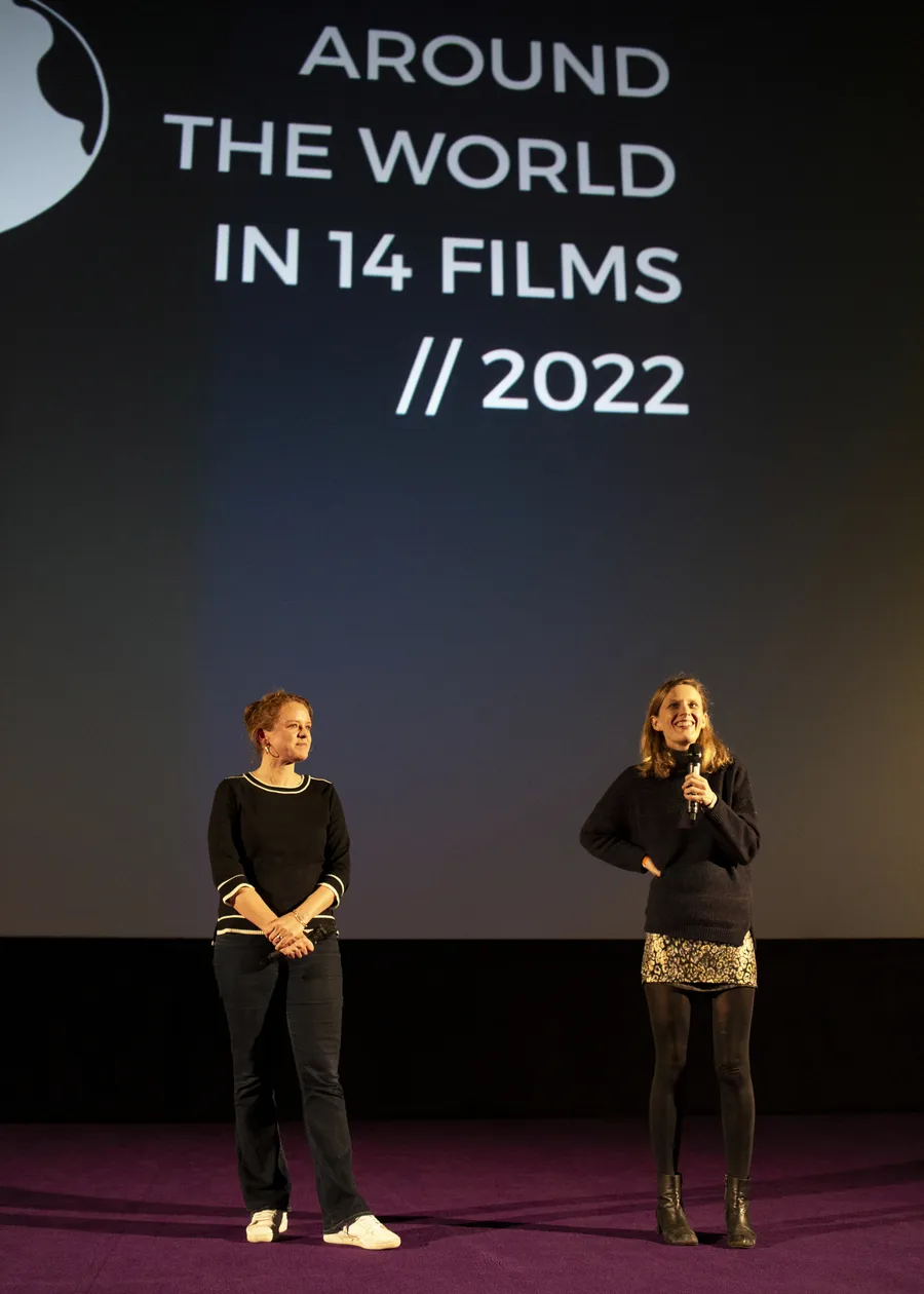 Zwei Personen auf der Bühne vor der Leinwand mit dem Schriftzug des Festivals 2022